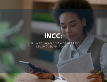 Mulher com calculadora e papel na mão, olhando para o papel com semblante compenetrado