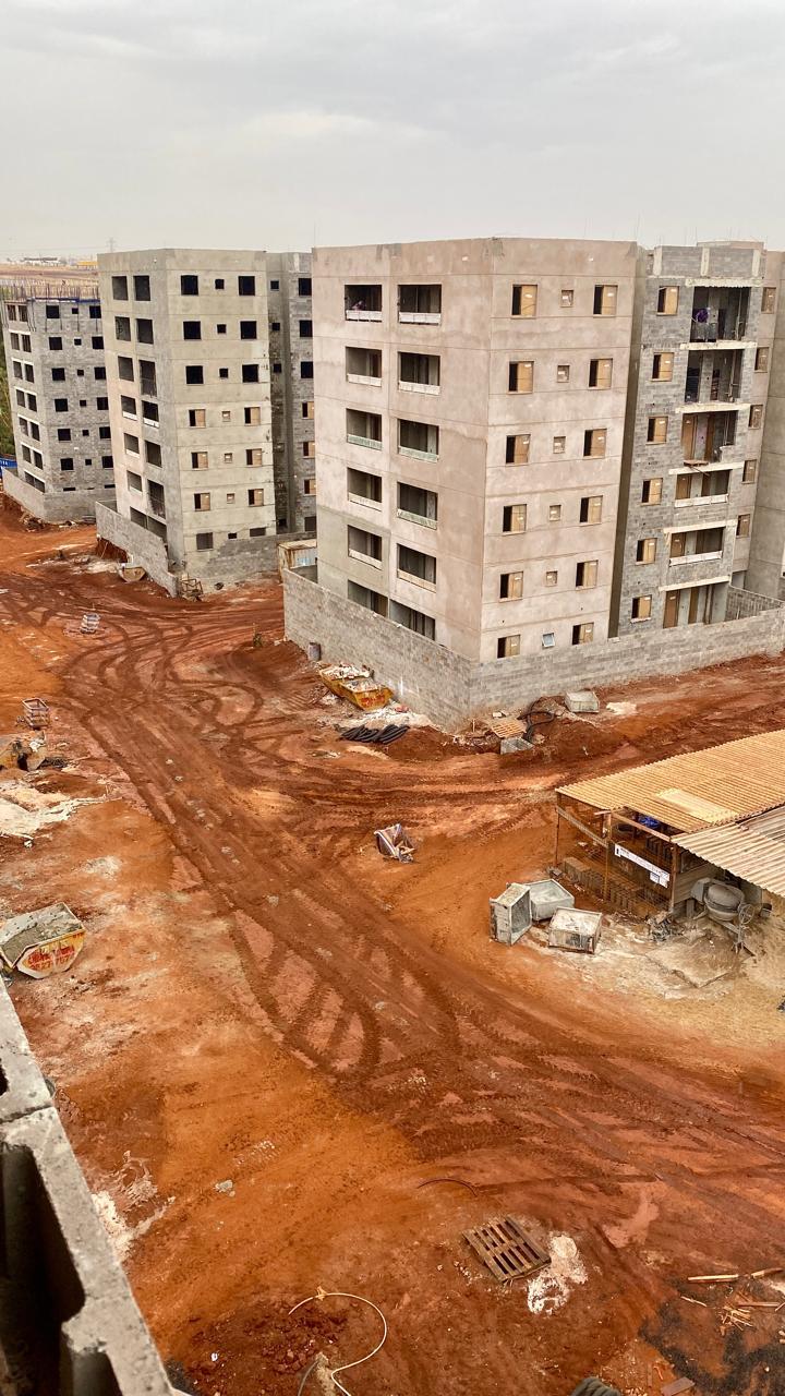 Empreendimento residencial em construção, representando o avanço da construção sustentável e o uso de técnicas eficientes em obras urbanas.