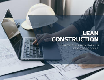 Pessoa analisando plantas de obra em uma mesa, com notebook aberto e capacetes de segurança ao fundo, representando o uso do Lean Construction para otimizar processos no canteiro de obras.